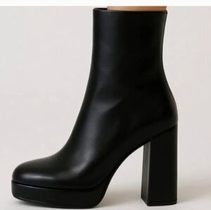 French Connection women's gogo ankle boot, Size 6.0 New with box. -